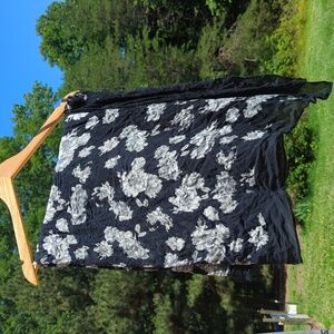 Scarf with white roses